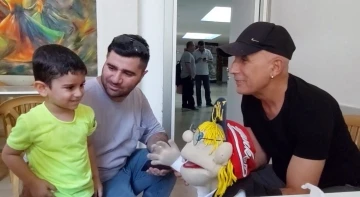 Herkesin ilgi odağı 41 yıllık vantrolog, içindeki çocukla eğlendiriyor
