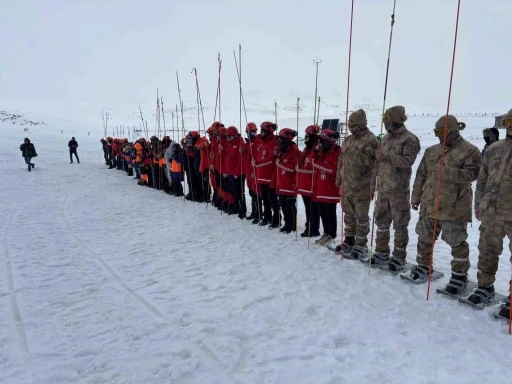 Hesarek Kayak Merkezi&rsquo;nde ger&ccedil;eğini aratmayan arama kurtarma tatbikatı
