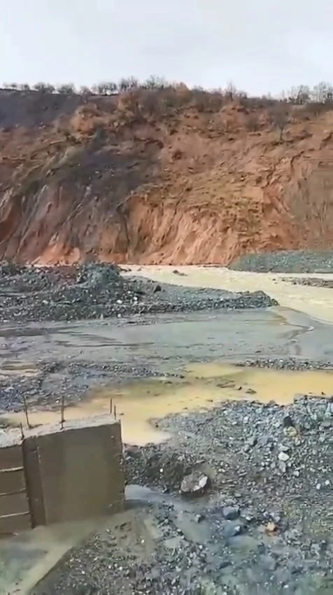 Heyelan nedeniyle a&ccedil;ılan alternatif yol sular altında kaldı
