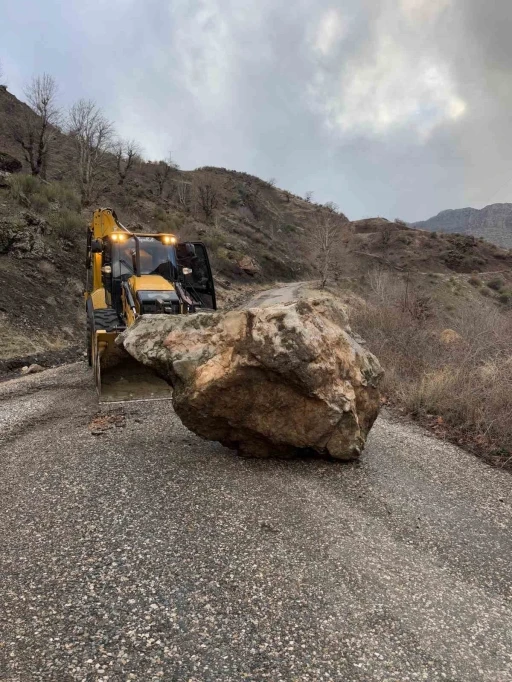 Heyelan nedeniyle kapanan k&ouml;y yolu yeniden ulaşıma a&ccedil;ıldı
