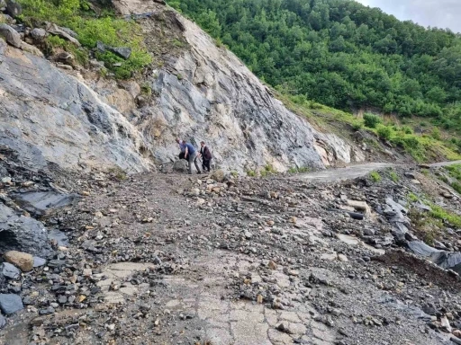 Heyelan nedeniyle kapanan k&ouml;y yolunda vatandaşlar halatlarla karşıya ge&ccedil;ti
