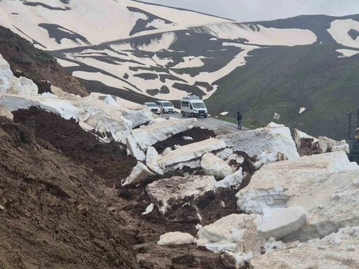 Heyelan nedeniyle kapanan Muş &Ccedil;avuştepe-&Uuml;&ccedil;evler grup yolu a&ccedil;ıldı
