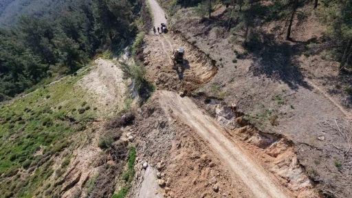 Heyelan nedeniyle kapanan S&uuml;l&uuml;kl&uuml; G&ouml;l yolu ulaşıma a&ccedil;ıldı
