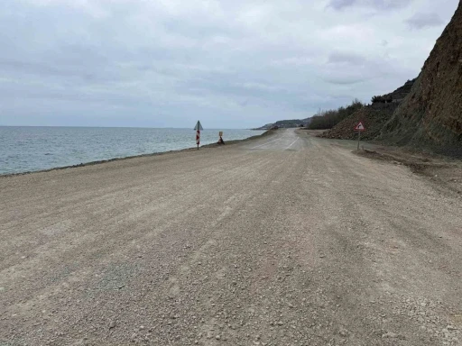Heyelan sonrası kapanan yol yeniden ulaşıma a&ccedil;ıldı
