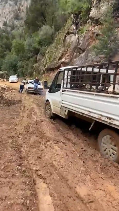 Heyelan sonrası yol &ccedil;amura bulandı, offroad yarışlarını aratmayan g&ouml;r&uuml;nt&uuml;ler ortaya &ccedil;ıktı
