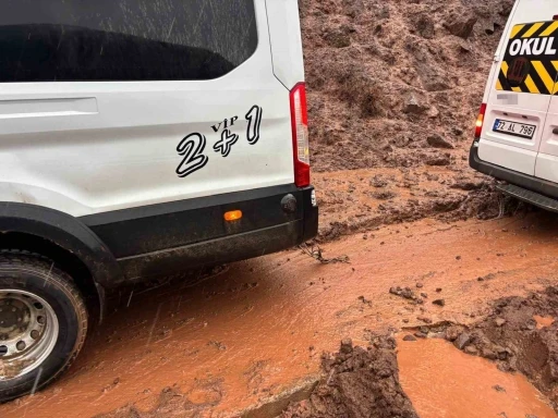 Heyelanda &ccedil;amura saplanan okul taşıtı k&ouml;yl&uuml;lerce kurtarıldı
