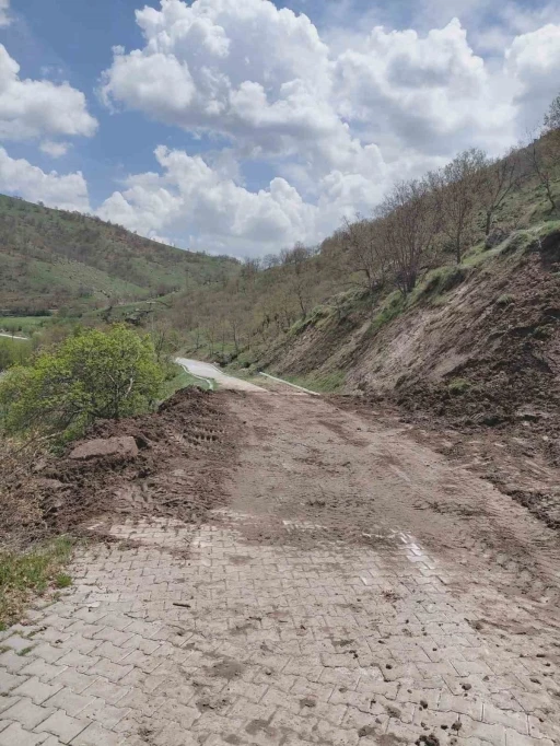 Heyelandan dolayı kapanan tabiat parkı yolu ulaşıma a&ccedil;ıldı
