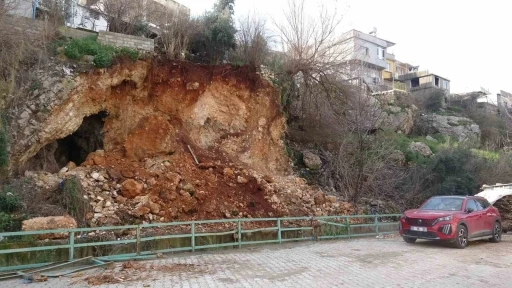 Heyelanla birlikte evlerin altındaki mağara ortaya &ccedil;ıktı
