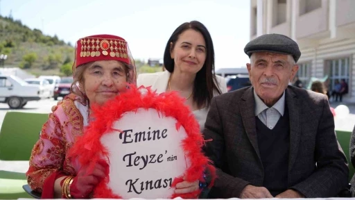 Hiç evlenmeyen 69 yaşındaki Emine ninenin kına gecesi hayali gerçek oldu
