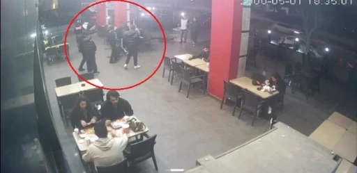 Hi&ccedil; tanımadıkları genci "Neden bakıyorsun" diye darp edip burnunu kırdılar
