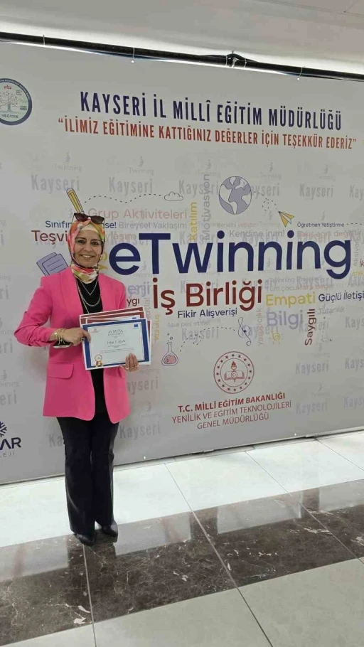 Hilal &ouml;ğretmen geliştirdiği eTwinning projeleri ile &ouml;ğrencilerin y&uuml;z&uuml;n&uuml; g&uuml;ld&uuml;rd&uuml;
