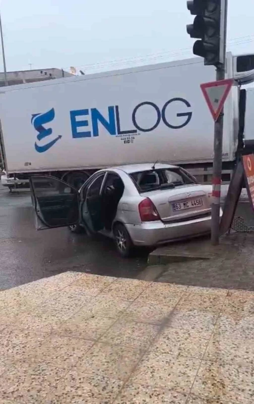 Hilvan’da otomobil tıra çarptı: 1 yaralı
