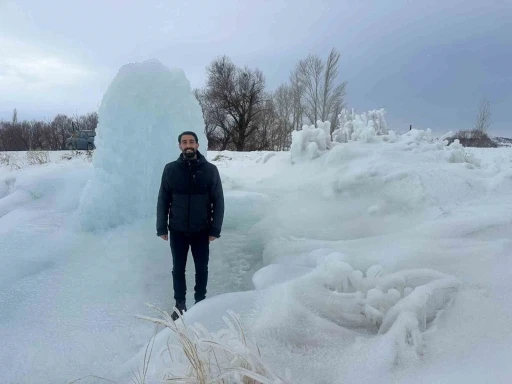 Hınıs&rsquo;ta 4 metrelik buz k&uuml;tlesi dikkat &ccedil;ekti
