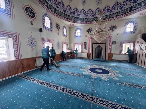 Hınıs&rsquo;ta y&uuml;k&uuml;ml&uuml;ler camilerde temizlik yaptı
