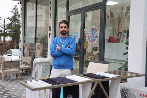 Hırsız k&ouml;pek, &ccedil;aldığı havluyu poğa&ccedil;a ile değişti
