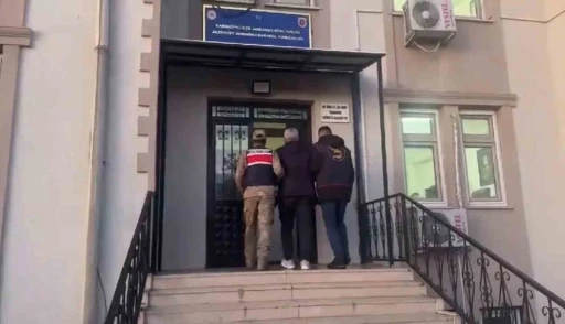 Hırsız, otomobilin camındaki yazı sayesinde yakalandı
