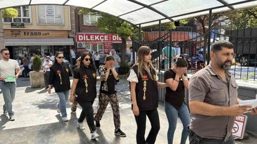 Hırsızlık amacı ile evin kapısını a&ccedil;maya &ccedil;alışırken su&ccedil;&uuml;st&uuml; yakalanan 3 kadın tutuklandı
