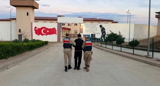 Hırsızlık su&ccedil;undan 26 yıl kesinleşmiş cezayla aranan şahıs yakalandı

