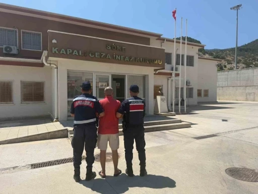 Hırsızlık su&ccedil;undan aranan şahıs Kuşadası&rsquo;nda yakalandı
