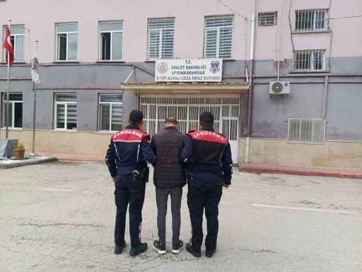 Hırsızlık suçundan aranan şahsı jandarma yakaladı
