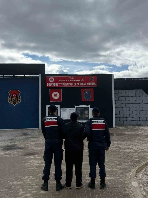Hırsızlık su&ccedil;undan aranan şahsı jandarma yakaladı

