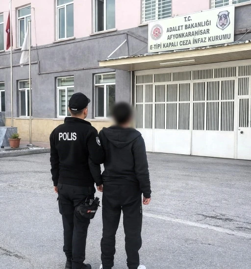 Hırsızlık su&ccedil;undan aranan şahsı polis yakaladı
