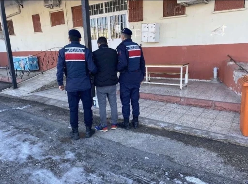 Hırsızlık su&ccedil;undan kesinleşmiş 13 yıl cezasıyla aranan şahıs yakalandı
