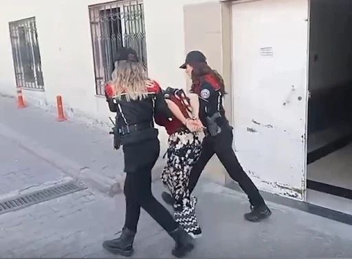 Hırsızlıktan aranan kadınlar yakalandı
