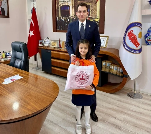 Hisarcık Kaymakamı Erkan Atam&rsquo;dan başarılı &ouml;ğrenciye &ouml;d&uuml;l
