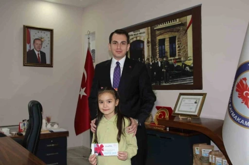 Hisarcık Kaymakamı Erkan Atam&rsquo;dan il birincisi &ouml;ğrencilere &ouml;d&uuml;l
