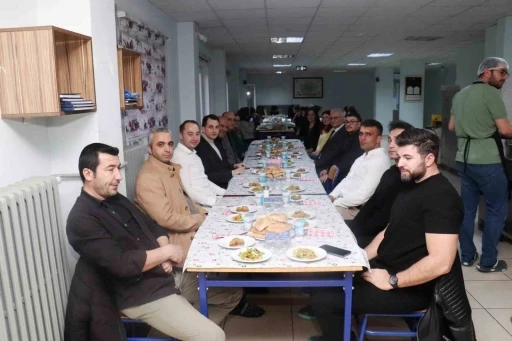 Hisarcık Kaymakamı Erkan Atam, iftar sofrasında &ouml;ğrencilerle buluştu
