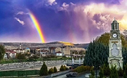 Hisarcık Saat Kulesi üzerinde gökkuşağı güzelliği
