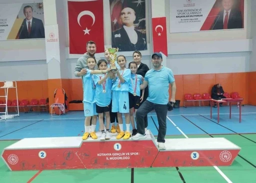 Hisarcık Şehitler Ortaokulu&rsquo;nun badminton başarısı

