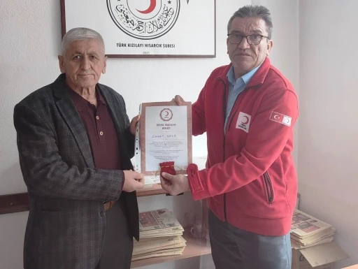 Hisarcık&rsquo;ta 18 kez kan bağışı yapan esnafa bronz madalya
