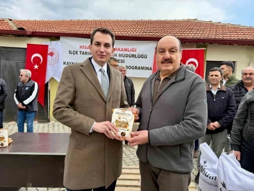 Hisarcık&rsquo;ta arı &uuml;reticilerine fondan şekeri, &ccedil;ift&ccedil;ilere korunga tohumu dağıtıldı
