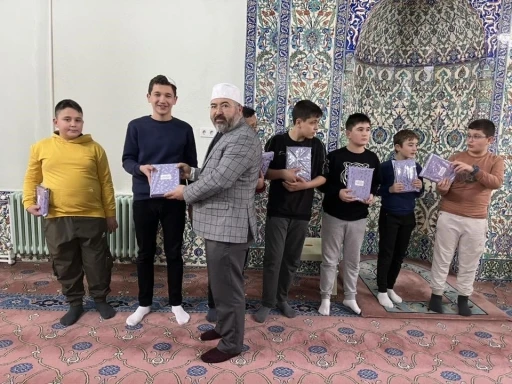 Hisarcık&rsquo;ta camilerde m&uuml;ezzinlik yapan &ouml;ğrenciler &ouml;d&uuml;llendirildi
