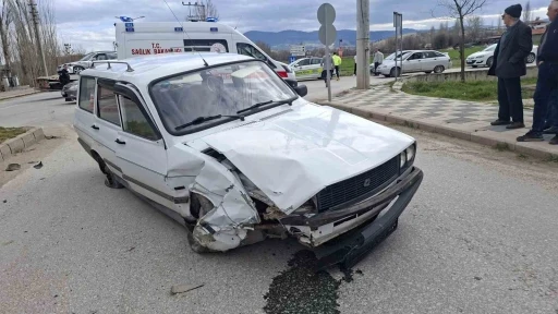 Hisarcık&rsquo;ta iki otomobil &ccedil;arpıştı: 2 yaralı
