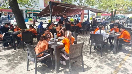 Hisarcık&rsquo;ta kahvehane &ouml;n&uuml;nde kitap okuma etkinliği
