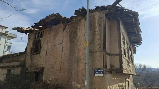 Hisarcık&rsquo;ta k&uuml;lt&uuml;r varlığı stat&uuml;s&uuml;ndeki binalar risk oluşturuyor
