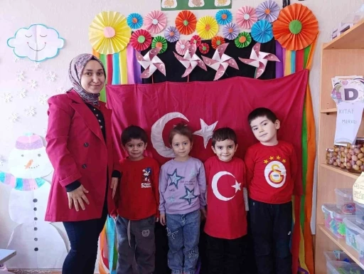 Hisarcık&rsquo;ta minikler sınıfları i&ccedil;in T&uuml;rk bayrağını kendi elleri ile dikti
