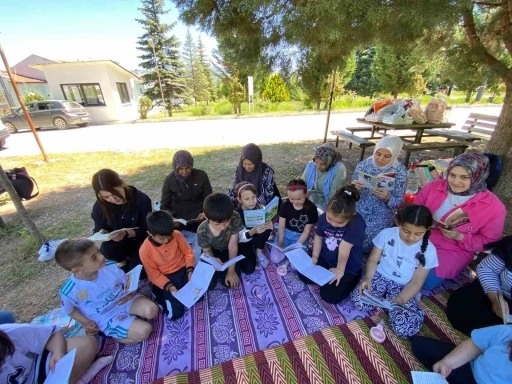 Hisarcık&rsquo;ta &ouml;ğrenci ile velilerin doğada kitap okuma etkinliği
