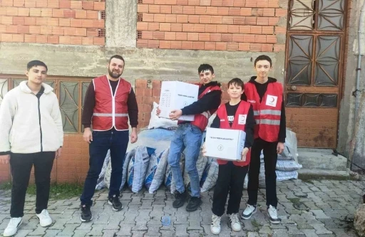 Hisarcık&rsquo;ta &ouml;ğrenciler Kızılay&rsquo;ın yardım kolilerini ihtiya&ccedil; sahiplerine ulaştırdı
