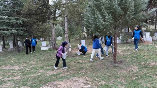Hisarcık’ta öğrencilerden mezarlıkta çevre temizliği

