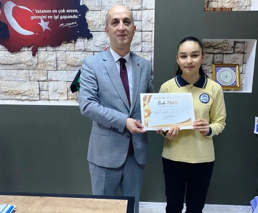 Hisarcık&rsquo;ta şiir yarışmasında il birincisi olan &ouml;ğrenci &ouml;d&uuml;llendirildi
