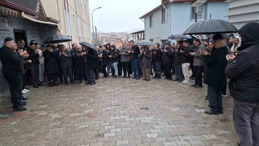 Hisarcık&rsquo;tan 21 kişilik umre kafilesi dualarla uğurlandı

