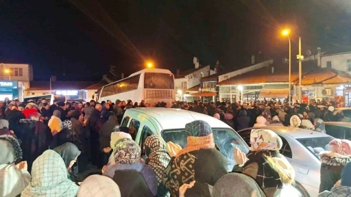 Hisarcık ve Emet&rsquo;ten yeni yılın ilk umre kafilesi dualarla uğurlandı
