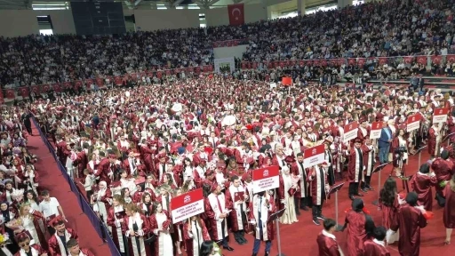 Hitit &Uuml;niversitesi&rsquo;nde mezuniyet coşkusu
