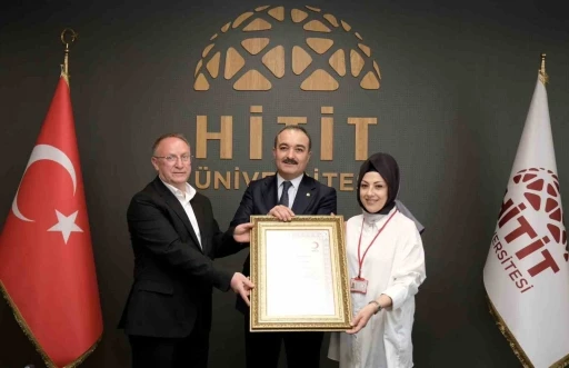 Hitit &Uuml;niversitesi&rsquo;nin kan bağışı duyarlılığına Kızılay&rsquo;dan g&uuml;m&uuml;ş madalya
