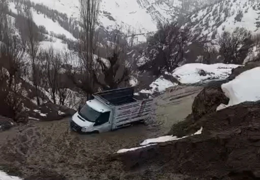 Hizan&rsquo;da kar eridi, heyelan yolları kapattı
