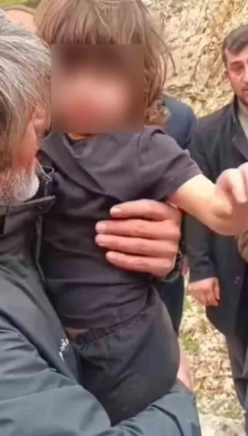 Hizan&rsquo;da kaybolan k&uuml;&ccedil;&uuml;k kız sağ olarak bulundu
